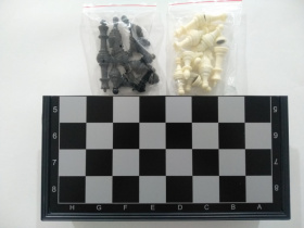 Шахматы магнитные пластиковые мал.серая уп,(поле 27*27 ф.3,3см) KZ-7608